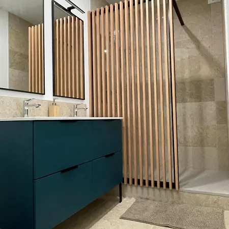 Neuf, Plein Centre Apartment *